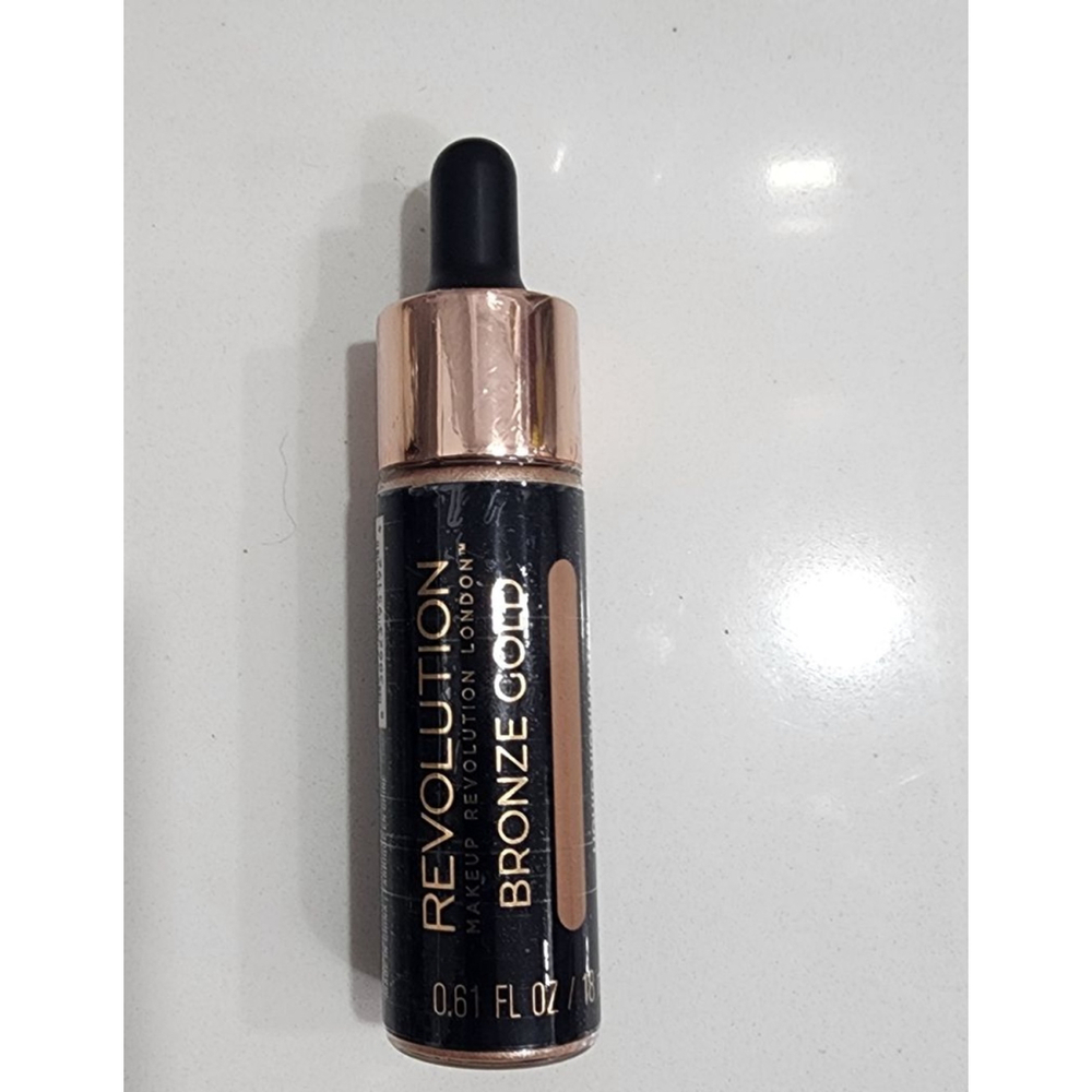 Revolution Makeup Bundle: Foundation, Highlighter, Eyeshadow, Lip Gloss - Picture 5 of 7
